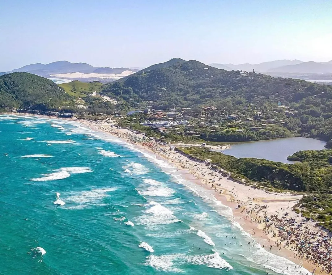 Vista panorâmica da Praia do Rosa com mar e vegetação
